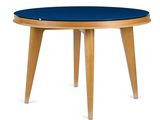 un gros plan d'une table au plateau bleu sur fond blanc