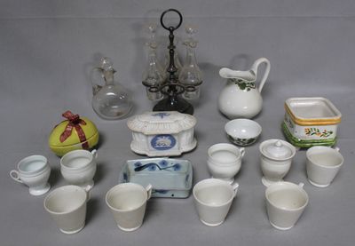 beaucoup de tasses et de soucoupes sur la table