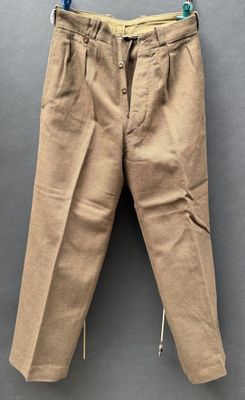 un gros plan sur un pantalon suspendu à un cintre
