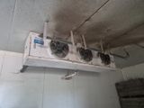 un ventilateur suspendu au plafond dans une pièce