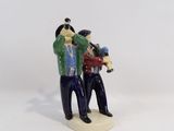 une petite figurine représentant un homme et une femme