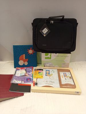 un sac noir posé sur un lit, à côté d'une pile de livres