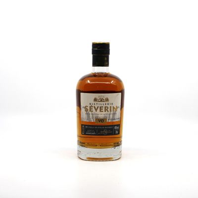 une bouteille de whisky posée sur une surface blanche