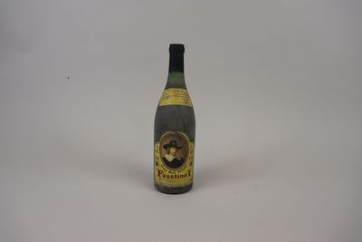 une bouteille de vin posée sur une table