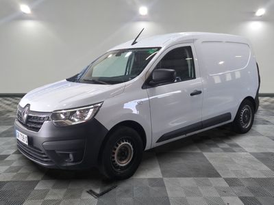 la camionnette blanche est garée sur le sol en damier d'une pièce