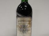 une bouteille de vin posée sur une table