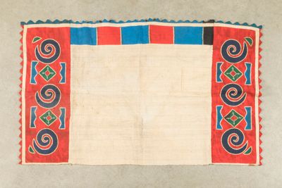 un tapis rouge et bleu à motifs