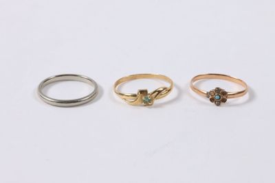 trois bagues en or et en argent sur fond blanc