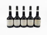 six bouteilles de vin sont alignées sur une surface blanche