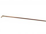 une vieille canne en bois avec un long manche, sur fond blanc