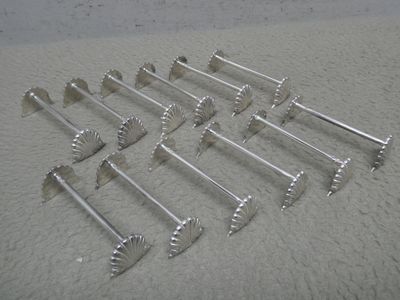 Série de 12 porte-couteaux en métal argenté, à décor de coqu…
