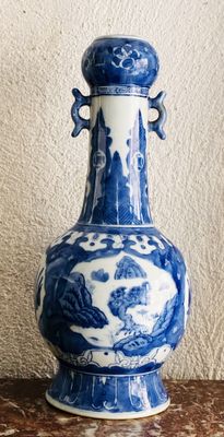CHINE XXe siècle Vase de forme balustre à long col à anses e…
