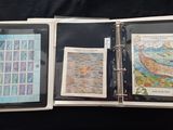 trois livres ouverts sur une surface noire