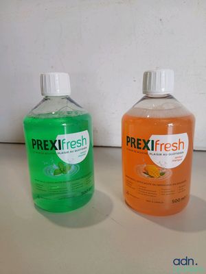 Trois types différents de gel hydroalcoolique sont alignés sur un comptoir