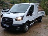 un camion blanc garé dans la poussière