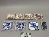 plusieurs morceaux de carreaux bleus et blancs posés sur une table