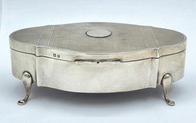 boîte à bijoux plaquée argent posée sur un socle, sur fond blanc, avec un fond blanc