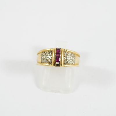 une bague en or jaune sertie de trois diamants et d'un rubis