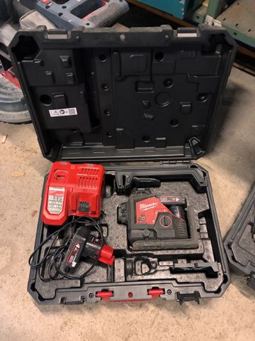 Laser MILWAUKEE avec chargeurs et batteries