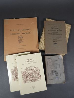 trois livres sont posés sur une table les uns à côté des autres
