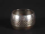 gros plan d'une bague en argent sur une surface noire