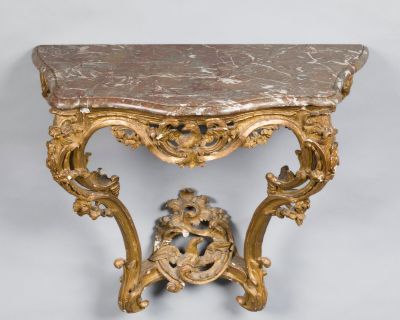 une table avec un plateau en marbre et un cadre doré