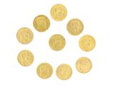 des pièces d'or disposées en cercle sur un fond blanc