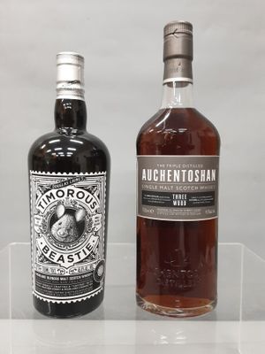 deux bouteilles d'alcool posées l'une à côté de l'autre sur une étagère transparente