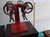 une machine rouge posée sur une table