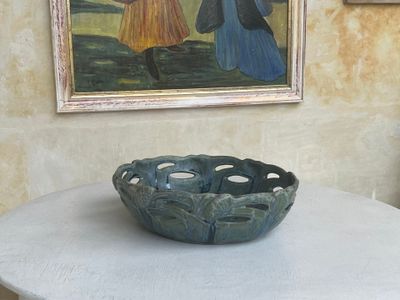 un bol posé sur une table devant un tableau