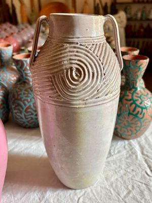 de nombreux vases posés sur une table