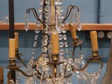 un lustre suspendu au plafond