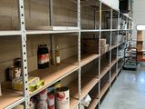 de nombreuses étagères dans le magasin, sur lesquelles sont disposées des boîtes de conserve