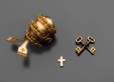un gros plan d'un objet doré orné d'une croix