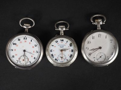trois montres de poche en argent comportant des chiffres romains