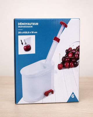 une image représentant une boîte contenant une cerise, posée sur une table