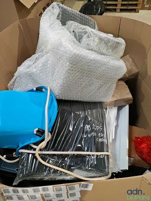 une boîte remplie d'objets qui traînent dans une pièce
