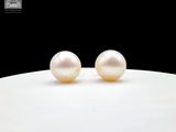 deux perles blanches reposent sur une surface blanche