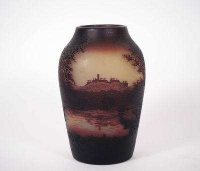 un vase sur lequel est représenté un château