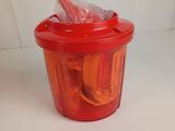 un récipient en plastique contenant un couvercle en plastique et une cuillère en plastique