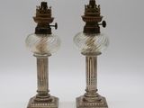 paire de bougeoirs anciens en métal argenté avec des abat-jours en verre
