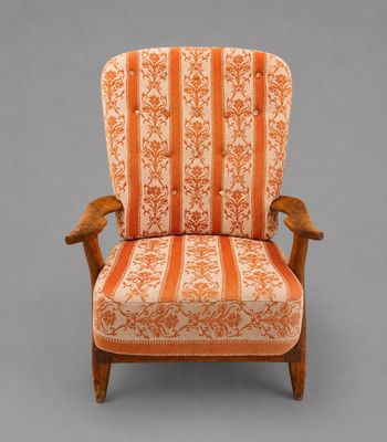 une chaise rayée orange et blanche sur fond gris