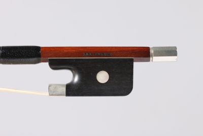 gros plan d'un archet de violon sur fond blanc