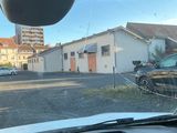 une voiture qui roule dans la rue devant un immeuble