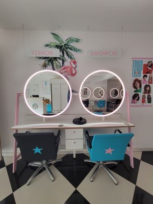 un bureau avec deux chaises et un miroir dans la pièce