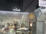 une vitrine en verre contenant de nombreux objets