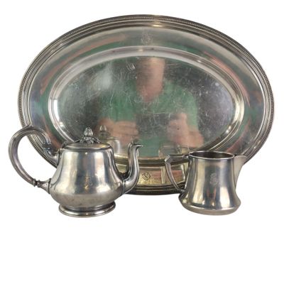 un plateau en argent avec une théière en argent et un plateau en argent avec une théière en argent