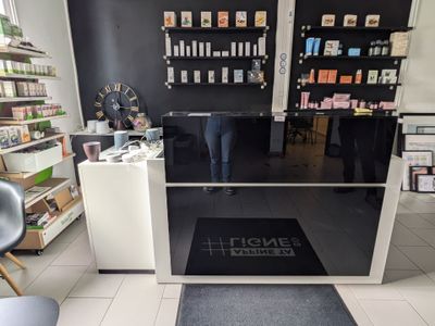 une photo d'un magasin avec une enseigne en noir et blanc