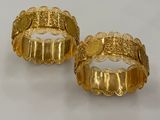 paire de bracelets en or avec des motifs en filigrane