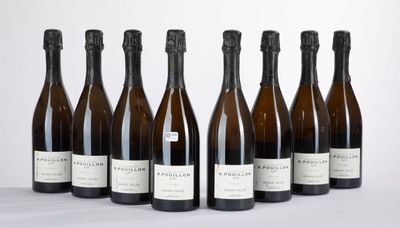 six bouteilles de vin sont alignées dans une rangée